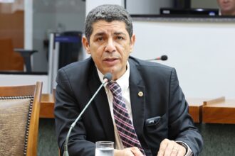 valdemar-junior-garante-travessia-gratuita-de-barco-a-populacao-de-arguianopolis