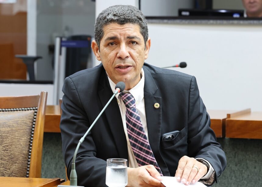 valdemar-junior-garante-travessia-gratuita-de-barco-a-populacao-de-arguianopolis