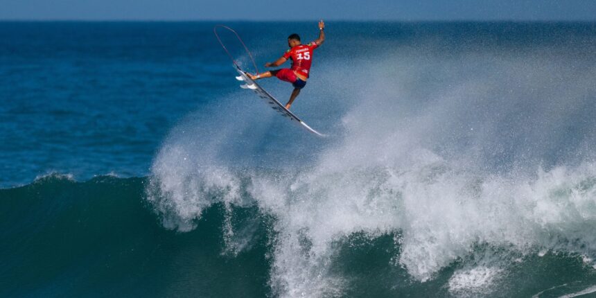 italo-ferreira-brilha-com-aereo-para-alcancar-quartas-da-etapa-do-rio