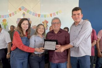 deputado-jair-farias-recebe-homenagem-em-dois-irmaos-por-atuacao-parlamentar-no-municipio