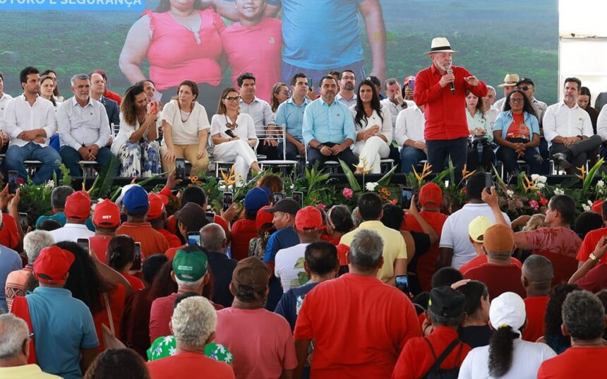 ao-lado-de-lula-e-do-governador,-amelio-participa-da-entrega-de-titulos-de-terras-em-araguatins