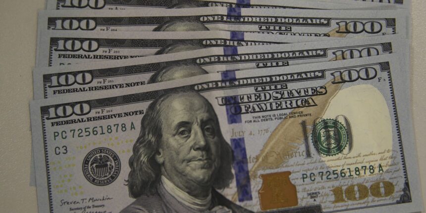 dolar-cai-para-r$-5,48-na-contramao-do-mercado-externo