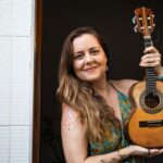 roberta-nistra-segue-linhagem-da-mulher-sambista-que-toca-cavaquinho