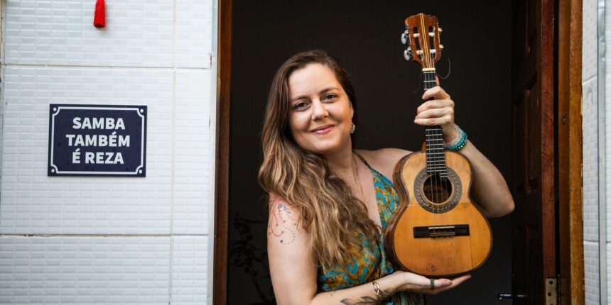 roberta-nistra-segue-linhagem-da-mulher-sambista-que-toca-cavaquinho