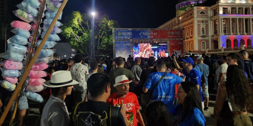 festival-de-parintins-vai-ate-domingo-com-bois-caprichoso-e-garantido