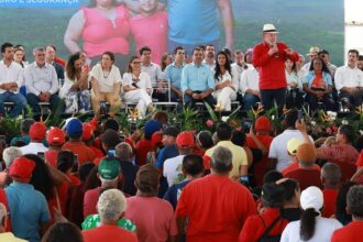 ao-lado-de-lula-e-do-governador,-amelio-participa-da-entrega-de-titulos-de-terras-em-araguatins