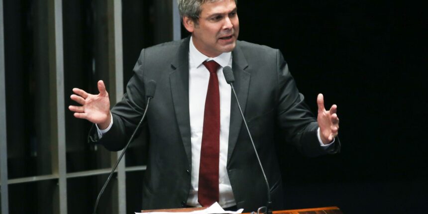 lider-do-pt-na-camara-diz-que-tarifas-de-trump-sao-ataque-a-democracia