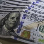 dolar-fecha-praticamente-estavel,-a-r$-5,54,-mas-sobe-2,26%-na-semana