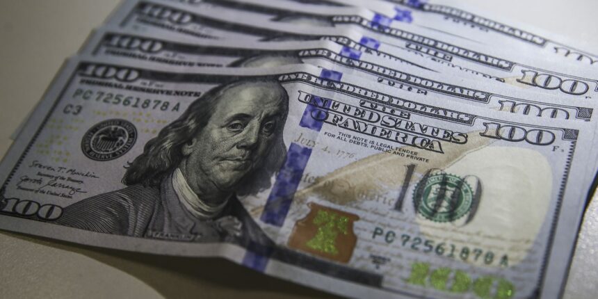 dolar-fecha-praticamente-estavel,-a-r$-5,54,-mas-sobe-2,26%-na-semana
