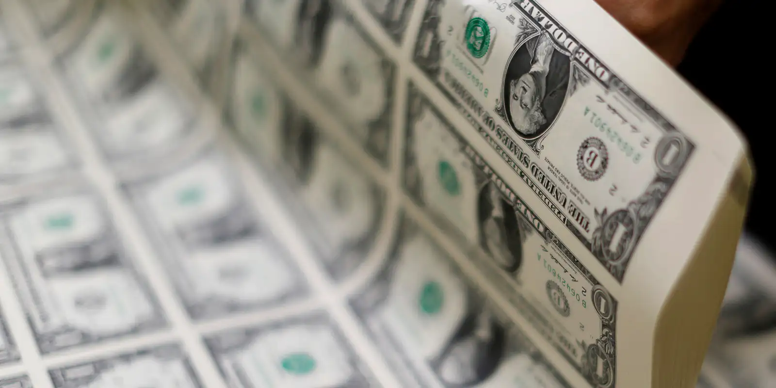 dolar-fecha-acima-de-r$-5,60-por-primeira-vez-em-quase-dois-meses