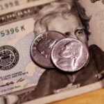 dolar-cai-para-r$-5,50-com-maior-chance-de-corte-de-juros-nos-eua