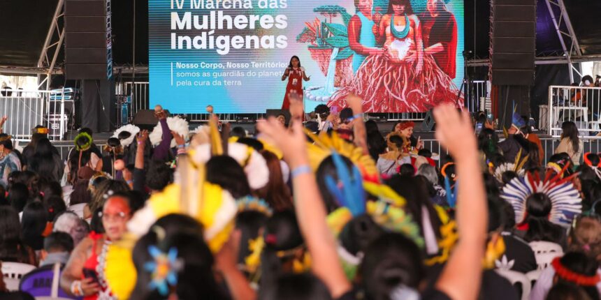 evento-em-brasilia-reune-5-mil-mulheres-indigenas-que-pedem-protecao