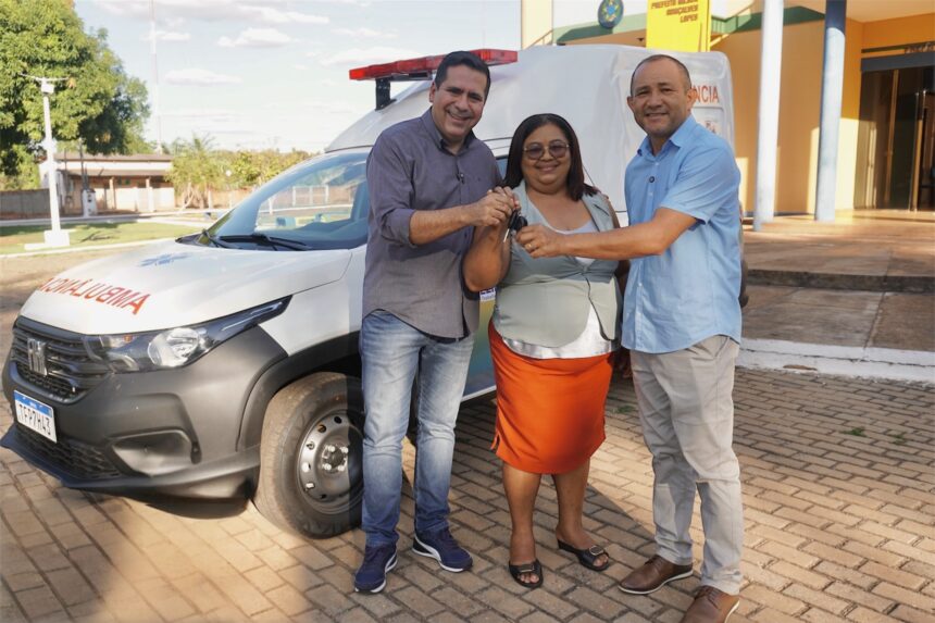 e-saude:-marcus-marcelo-entrega-ambulancia-nova-para-a-cidade-de-santa-terezinha