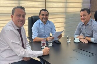 deputado-dr.-danilo-alencar-leva-demandas-de-paraiso-ao-governador-wanderlei-barbosa