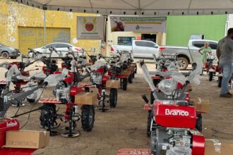 wiston-gomes-entrega-tratoritos-para-associacoes-por-meio-de-emenda-parlamentar