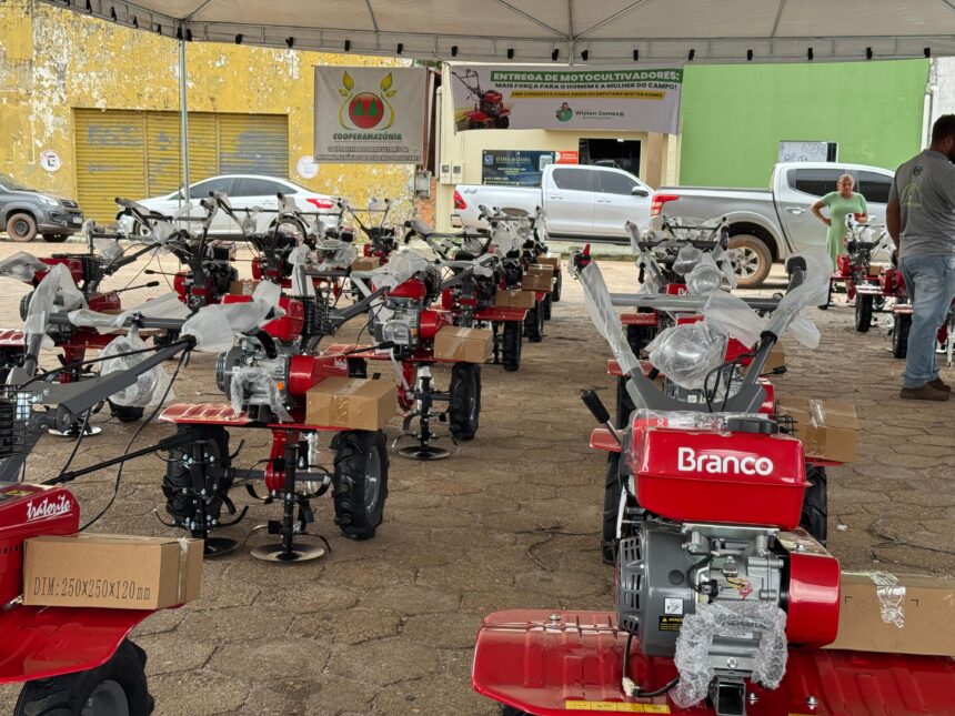 wiston-gomes-entrega-tratoritos-para-associacoes-por-meio-de-emenda-parlamentar