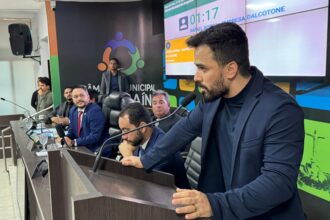 presidente-da-camara-max-fleury-entrega-mocao-de-aplauso-para-empresa-de-cosmeticos-de-araguaina