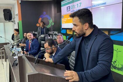 presidente-da-camara-max-fleury-entrega-mocao-de-aplauso-para-empresa-de-cosmeticos-de-araguaina