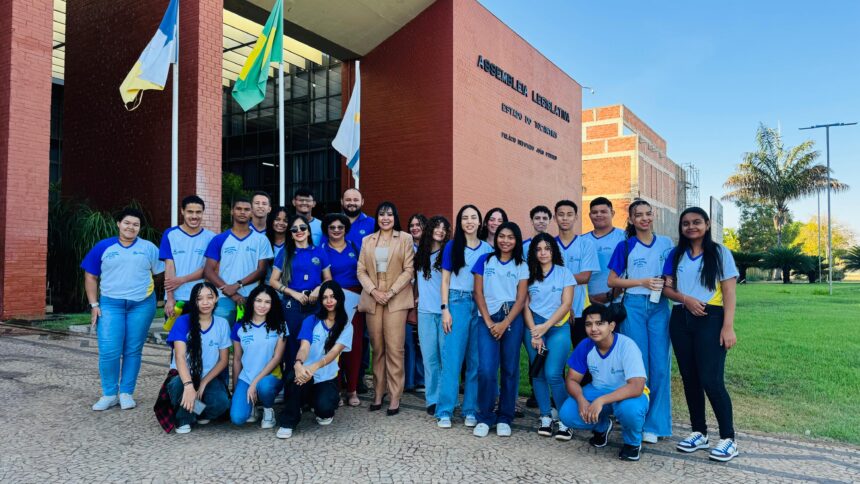 janad-valcari-recebe-alunos-de-escola-publica-na-assembleia-legislativa