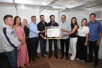 senhor-do-bonfim:-mantoan-entrega-titulo-de-cidadao-tocantinense-ao-padre-fabio-de-melo