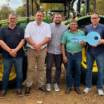 gipao-e-eduardo-gomes-entregam-trator-ao-pa.-paraiso,-beneficiando-100-familias-agricultor