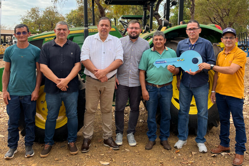 gipao-e-eduardo-gomes-entregam-trator-ao-pa.-paraiso,-beneficiando-100-familias-agricultor