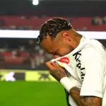 neymar-deixa-o-gramado-chorando-apos-vexame-do-santos-e-e-consolado-por-diniz