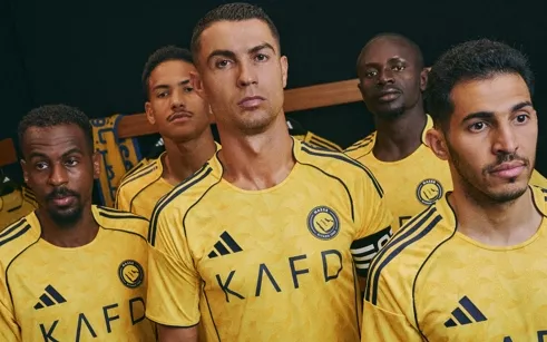 cristiano-ronaldo-e-elenco-do-al-nassr-exibem-nova-camisa-2025/2026;-veja