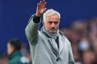 neville-e-carragher-divergem-ao-vivo-sobre-uso-de-gyokeres-no-arsenal