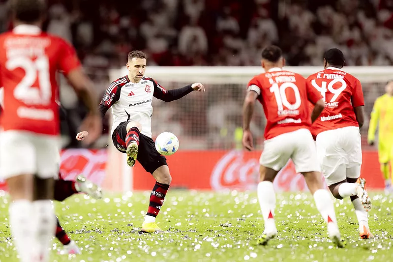 internacional-0-x-2-flamengo-–-colorado-solta-papeis,-mas-mengao-faz-a-festa