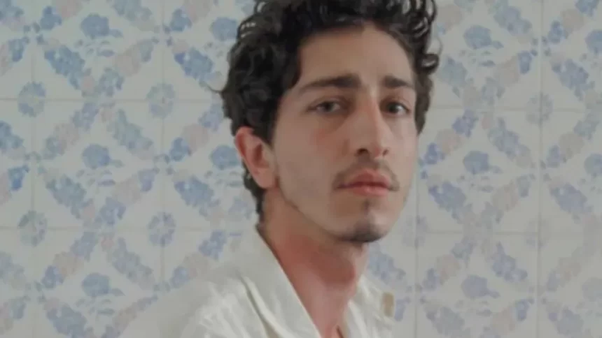 johnny-massaro-interpreta-homem-com-hiv-no-inicio-da-epidemia-de-aids-no-brasil