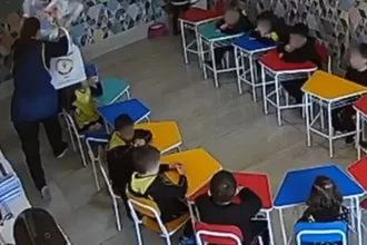 professora-agride-aluno-de-4-anos-com-pilha-de-livros-no-rs;-video