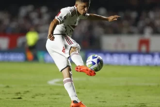 com-gols-de-reservas,-sao-paulo-bate-atletico-mg-e-cola-no-g6-do-brasileiro
