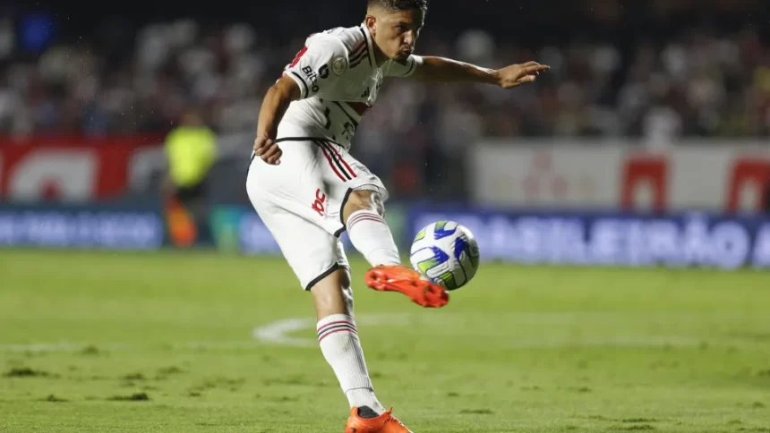 com-gols-de-reservas,-sao-paulo-bate-atletico-mg-e-cola-no-g6-do-brasileiro