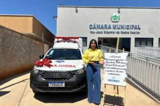 janad-valcari-faz-entrega-de-ambulancia-em-palmeiropolis-no-tocantins