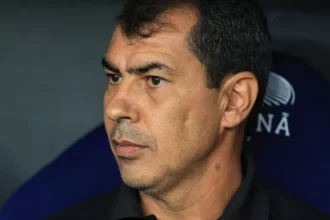 vitoria-demite-o-tecnico-fabio-carille-apos-humilhante-goleada-diante-do-flamengo