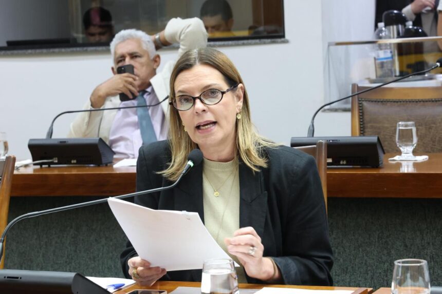 claudia-lelis-solicita-adequacao-da-lei-para-garantir-direitos-as-mulheres-da-policia-civil
