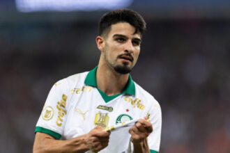 neymar-apoia-critica-de-memphis-depay-sobre-uso-do-sintetico-no-brasil