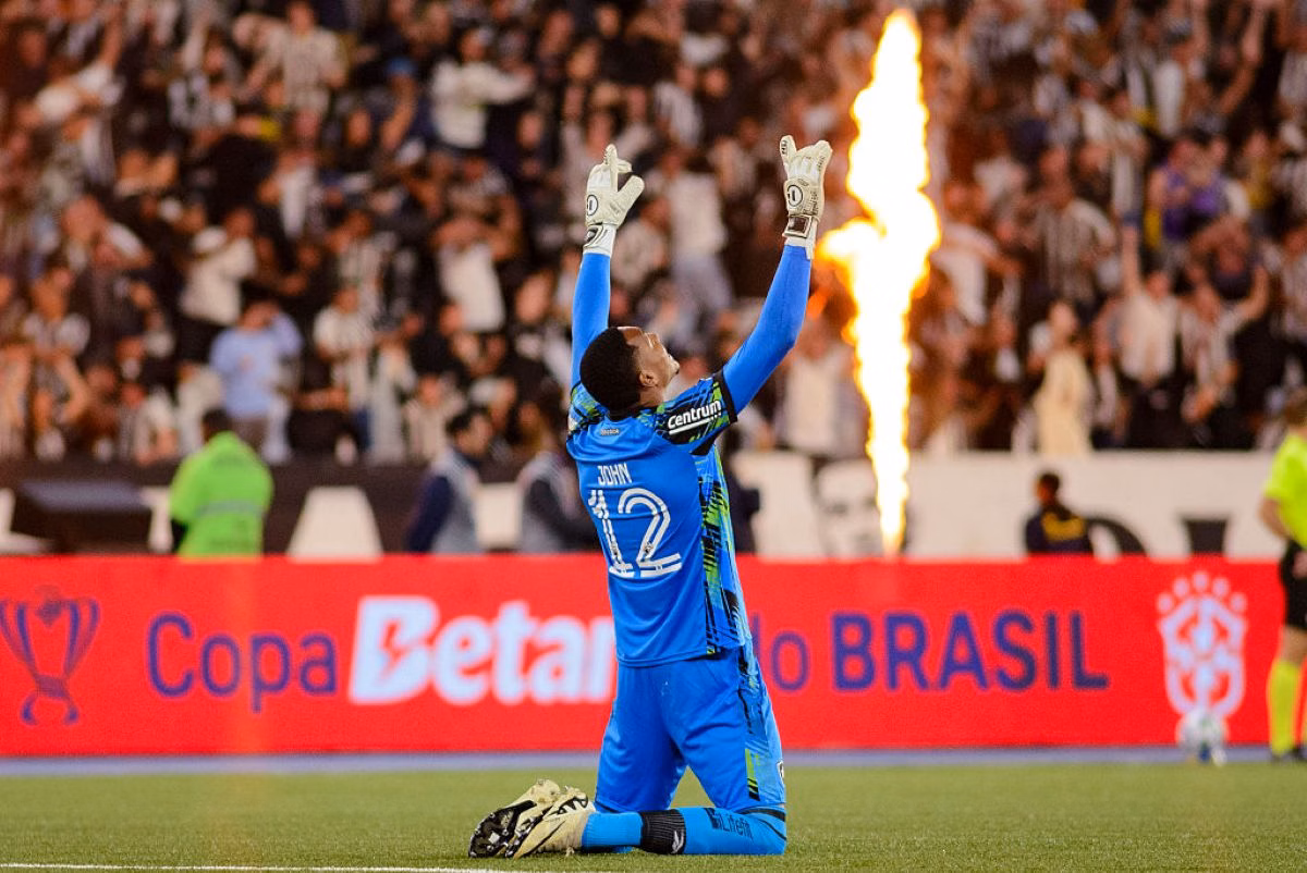 goleiro-do-botafogo-volta-a-ser-especulado-em-time-da-premier-league