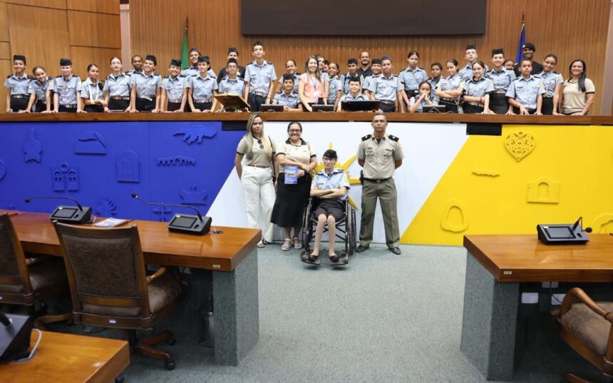 estudantes-da-escola-militar-de-alianca-participam-de-visita-guiada-a-assembleia-legislativa