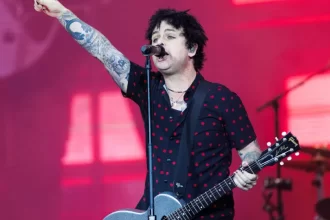 vocalista-do-green-day-chama-trump-de-‘idiota-completo’-e-critica-postura-politica-do-presidente