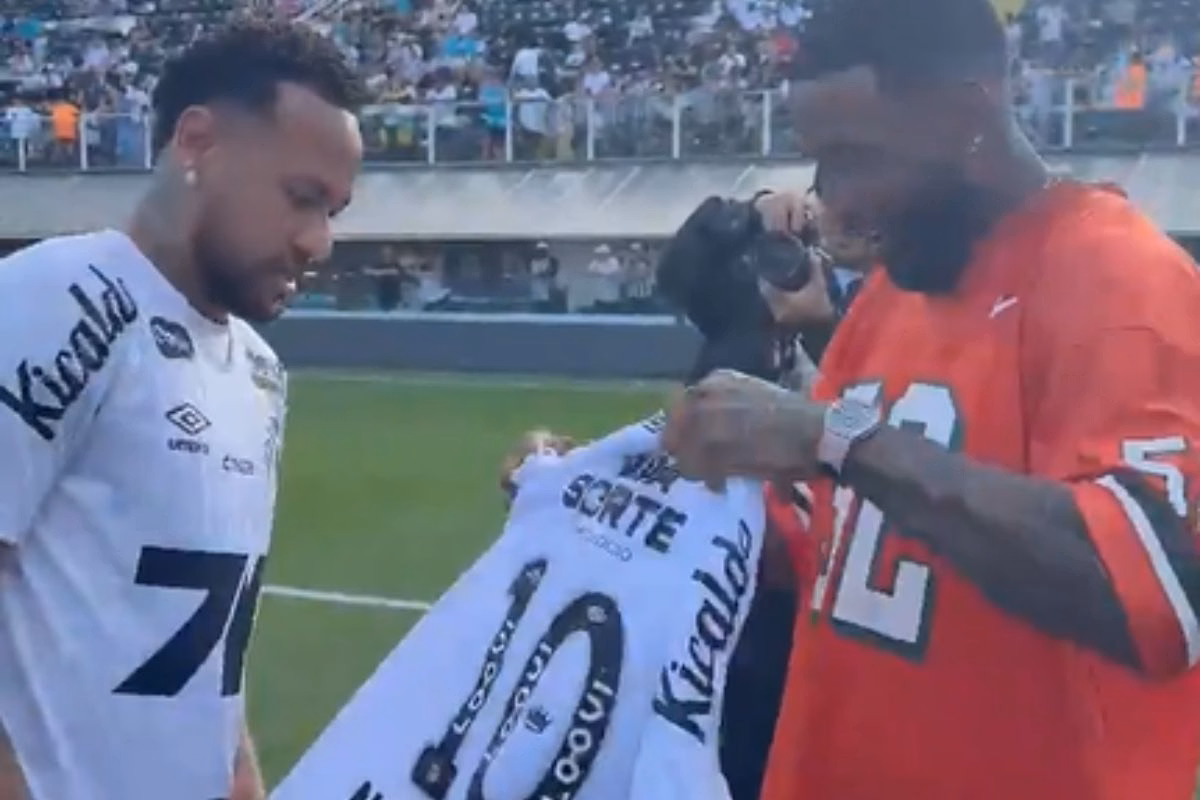 video:-santos-recebe-estrela-da-nfl-na-vila-belmiro-antes-de-jogo
