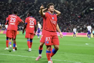 puskas?-joao-neves-marca-golaco-de-bicicleta-em-goleada-do-psg;-video