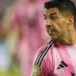 suarez-cospe-em-auxiliar-de-rival-em-final-com-confusao-e-pancadaria