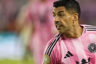 suarez-cospe-em-auxiliar-de-rival-em-final-com-confusao-e-pancadaria