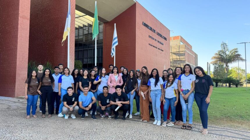 janad-recebe-estudantes-da-escola-castro-alves-na-assembleia-legislativa