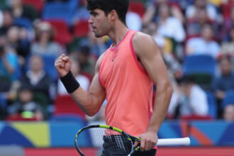 yago-dora-celebra-‘vida-adulta’-com-titulo-mundial-de-surfe-e-afago-no-pai