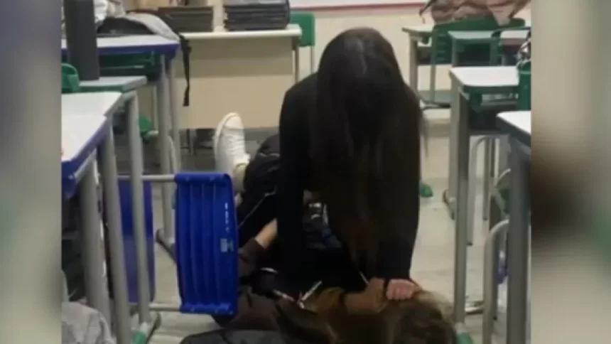 discussao-em-sala-de-aula-acaba-com-aluna-atacada-a-tesourada