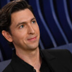 cardi-b-e-considerada-inocente-de-agressao,-cochila-em-tribunal-e-atira-caneta-em-reporter