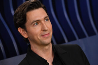 cardi-b-e-considerada-inocente-de-agressao,-cochila-em-tribunal-e-atira-caneta-em-reporter